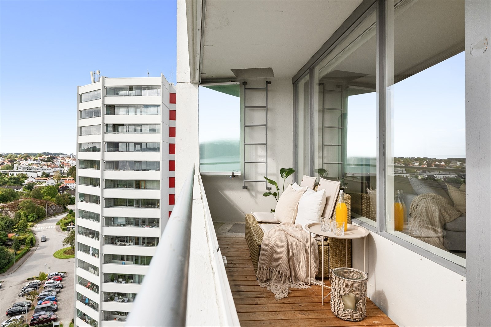 Balkongen er overbygd og har tett rekkverk i front, samt levegger som gjør det hele svært usjenert. Galleribilde