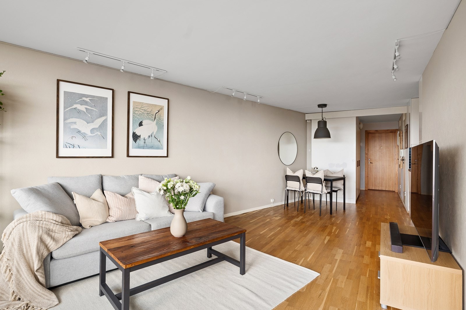 Det er god plass til både sofagruppe og spisebord i stuen. Galleribilde