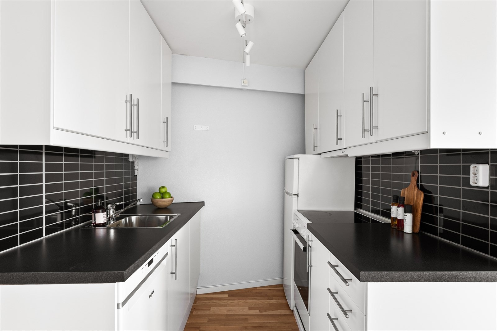 Hvitevarer på kjøkkenet (komfyr/ovn, oppvaskmaskin og kjøleskap) medfølger i handelen. Galleribilde