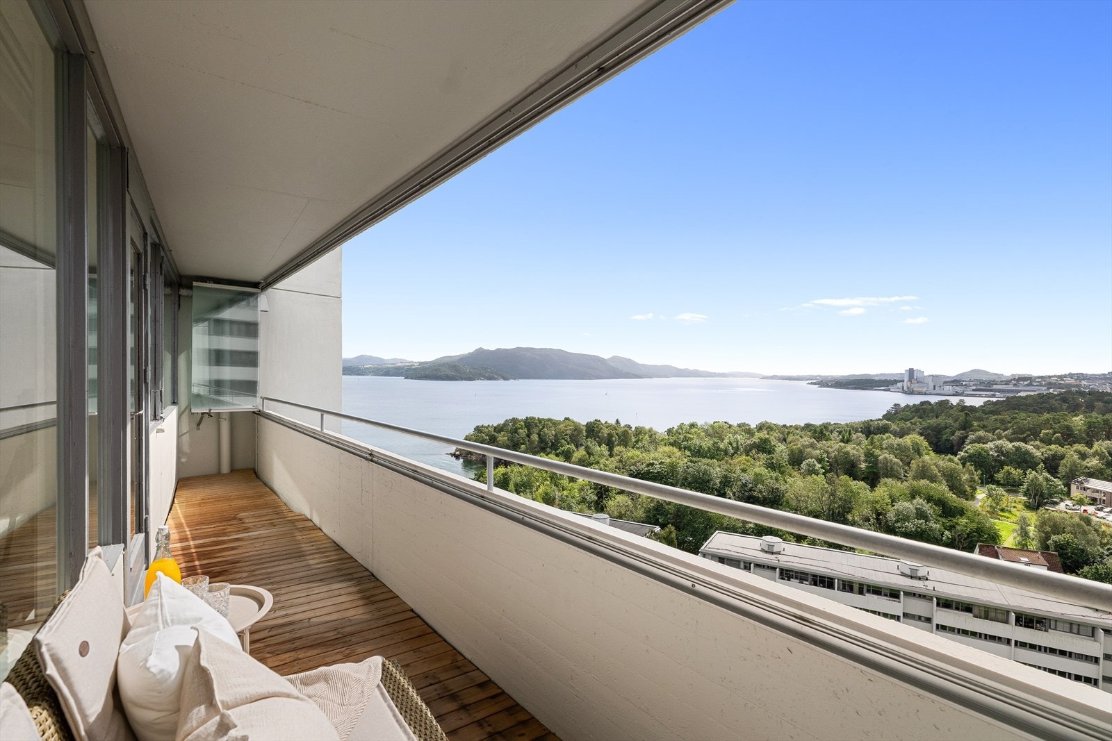 Leiligheten ligger høyt og fritt til i byggets 14. etasje og har en innglasset balkong med vakker utsikt mot fjorden. Galleribilde