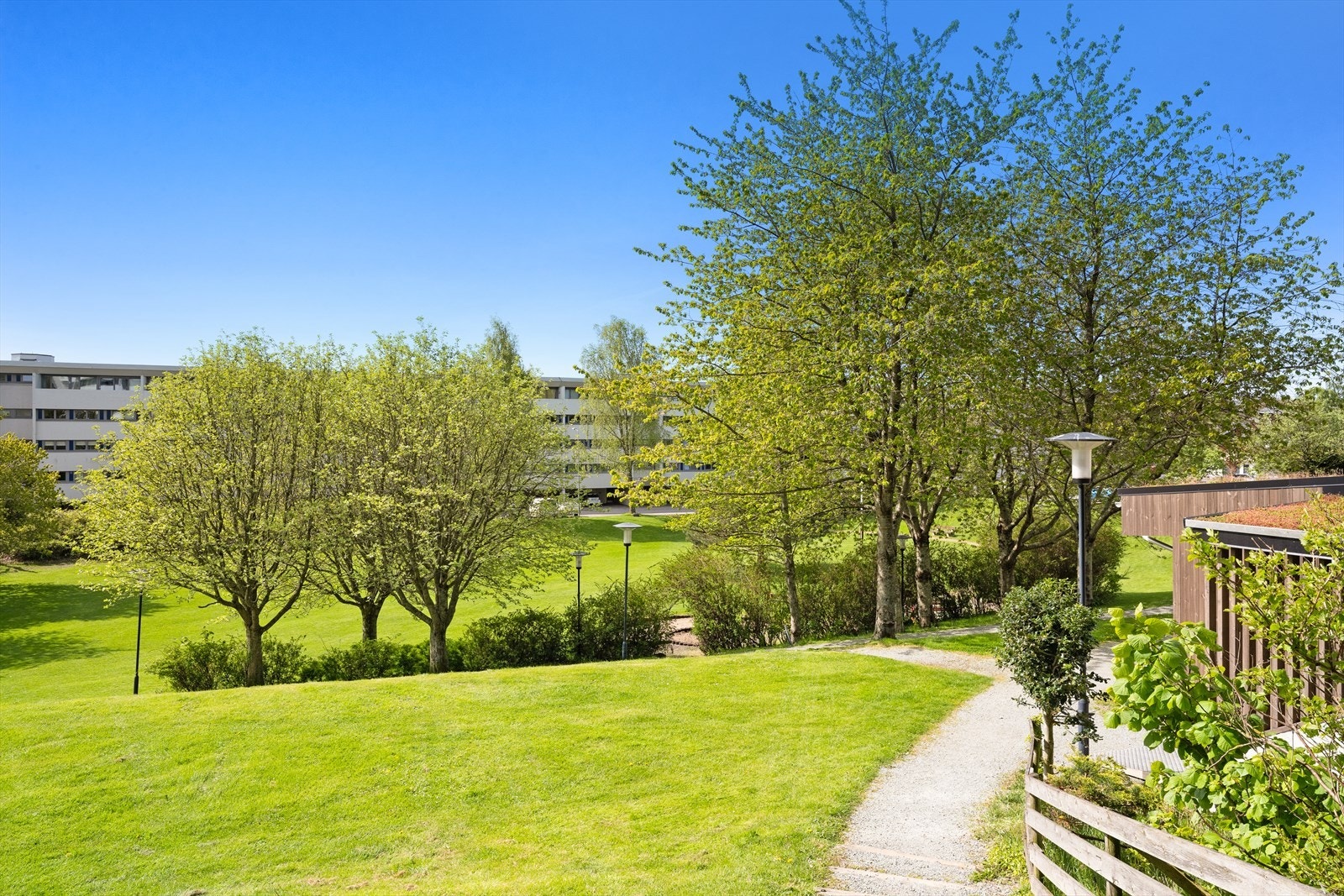 Fra eiendommen er det gangavstand til flotte tur- og badeområder. Galleribilde