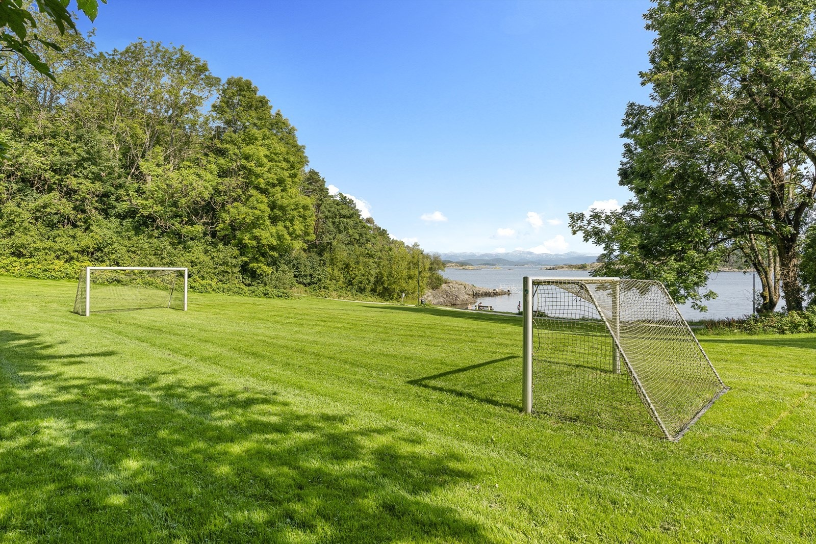 Like nedenfor borettslaget finner du Rosenli strand, en populær badeplass med både stiger og stupebrett. Galleribilde