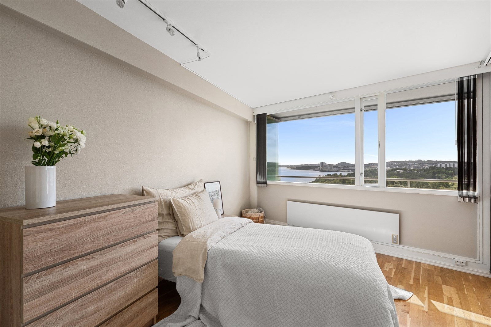 Soverommet er romslig og har store vinduer med flott utsikt. Galleribilde