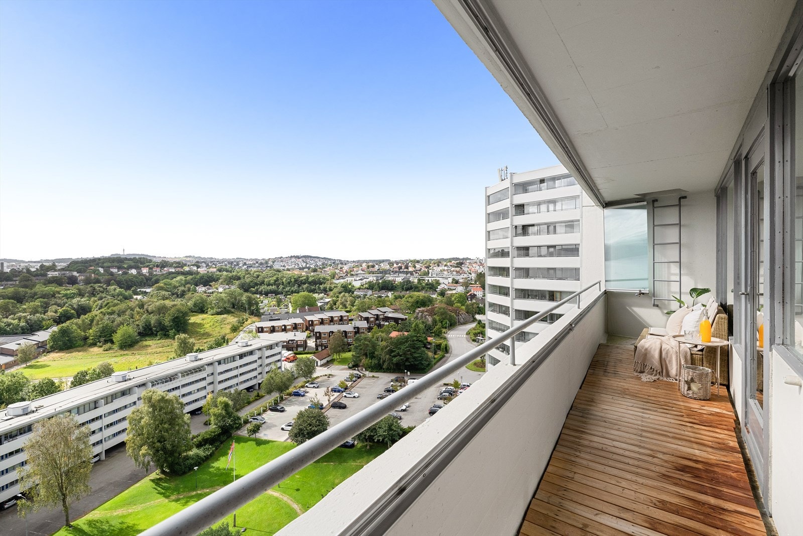 Over rekkverket er det vinduer som kan skyves til side slik at sol og frisk luft kan nytes fullt ut. Galleribilde