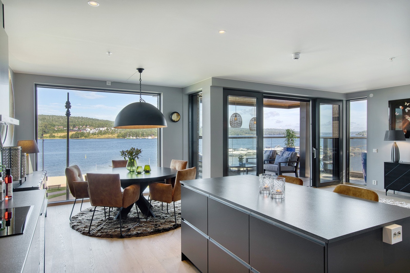 Stuen har god plass til både lounge- og spisegruppe. Galleribilde