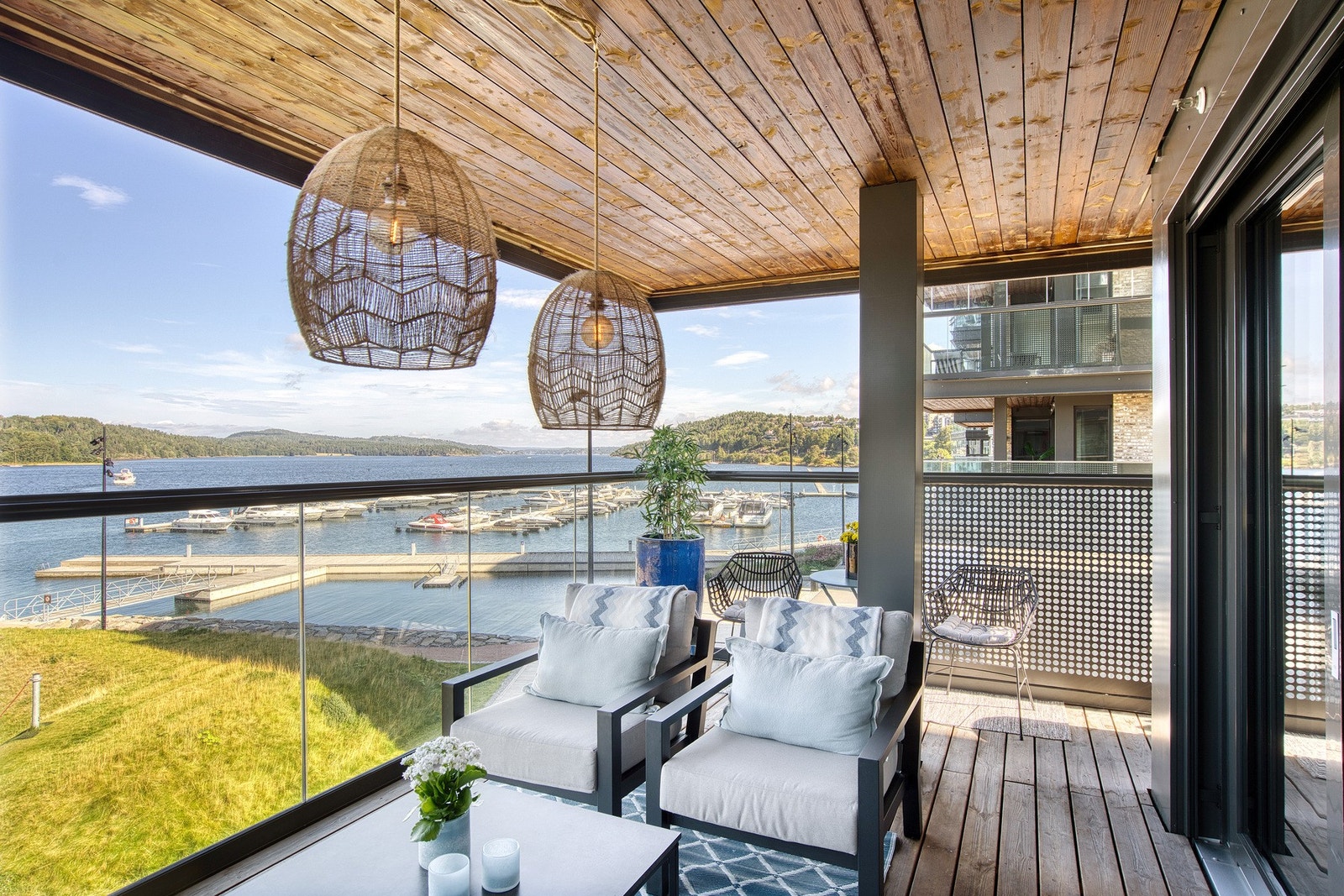 Balkongen har god plass til loungemøbler. Galleribilde