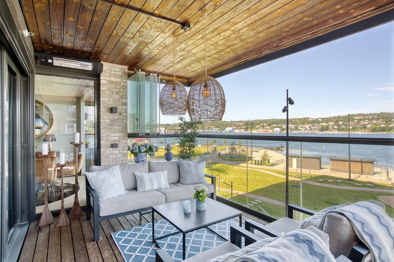 Balkongen har en fantastisk utsikt over vannet. Galleribilde