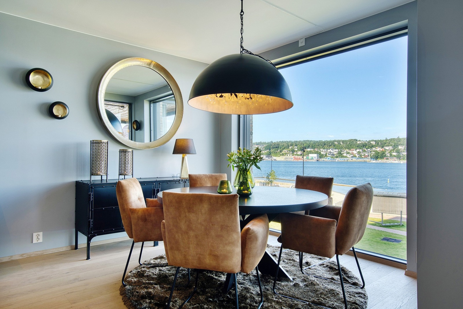 Spisestuen har vinduer fra gulv til tak. Galleribilde