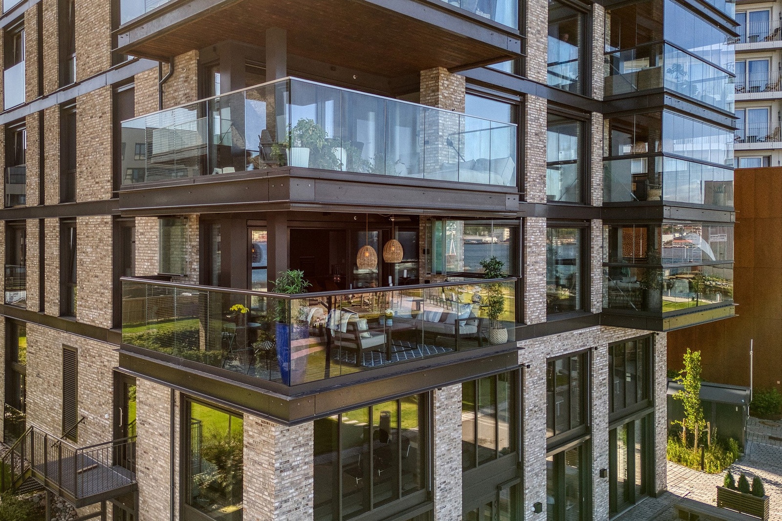 Leiligheten ligger høyt hevet over gatenivå, slik at du bor skjermet, men samtidig sentralt. Galleribilde