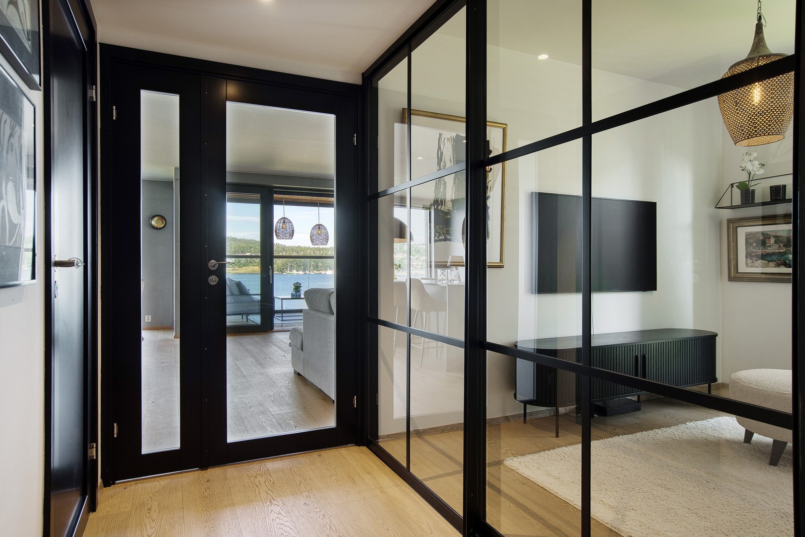 Lekre glassdører leder inn til det ene soverommet, som i dag benyttes som TV-stue. Galleribilde