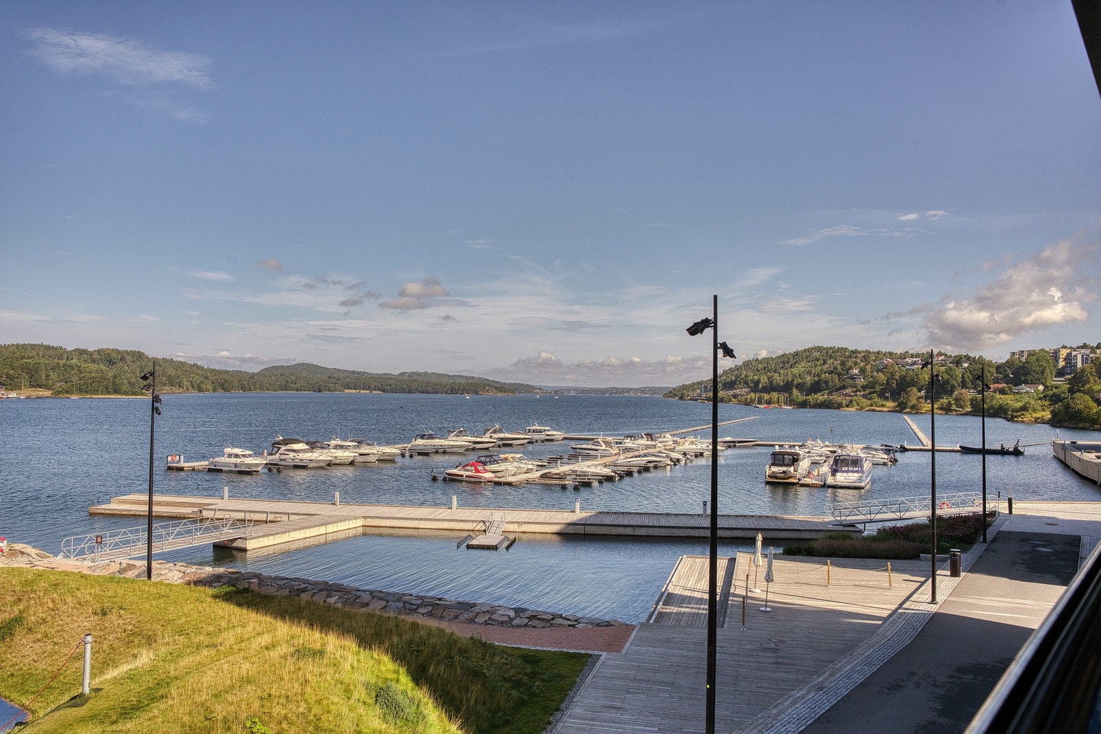 Mot vannet er det strandpromenade, bystrand og restauranter. Galleribilde