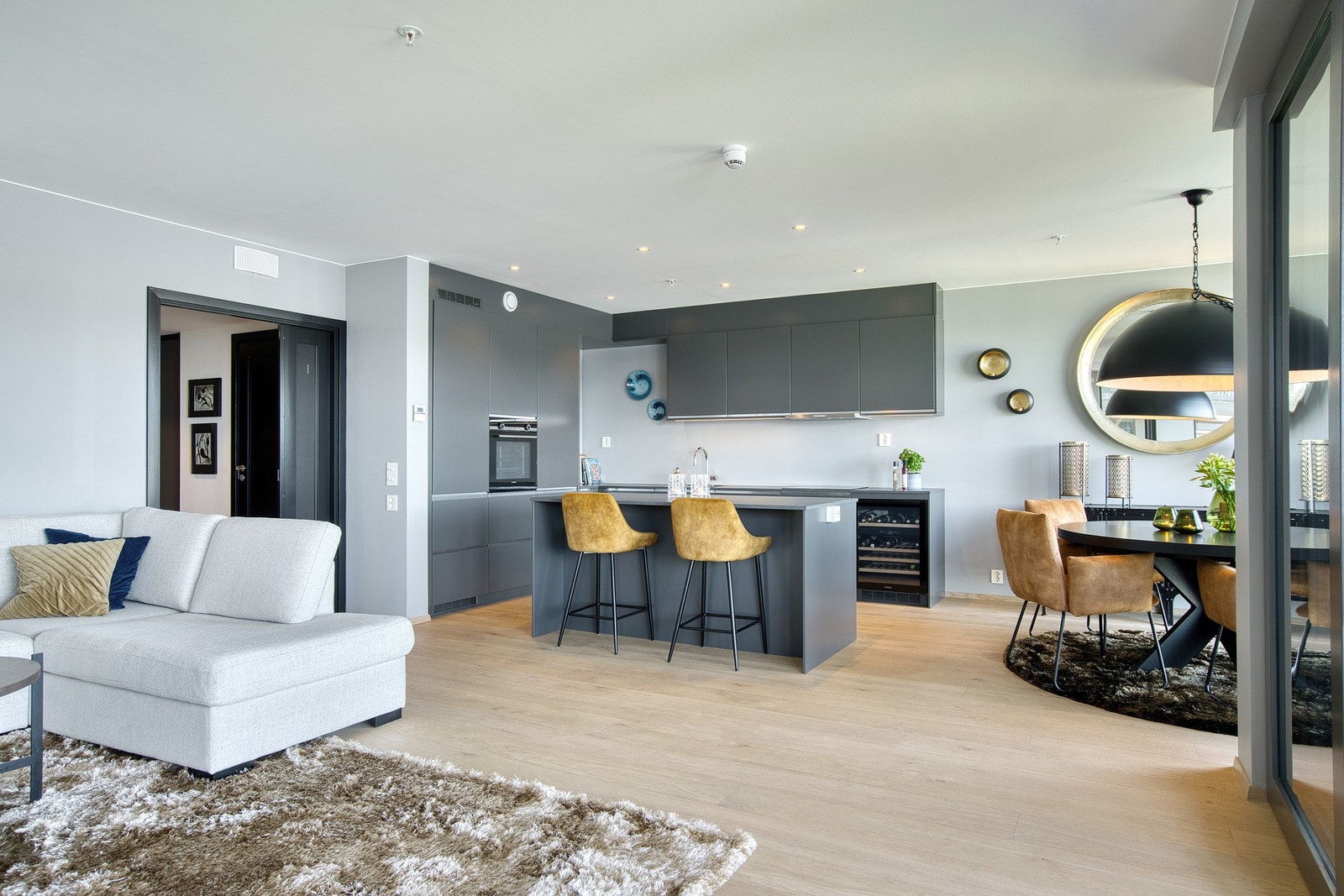 Her er det lagt enstavs eikeparkett, kombinert med lysegrå vegger og listefrie overganger til himling - et stilrent og moderne uttrykk. Galleribilde