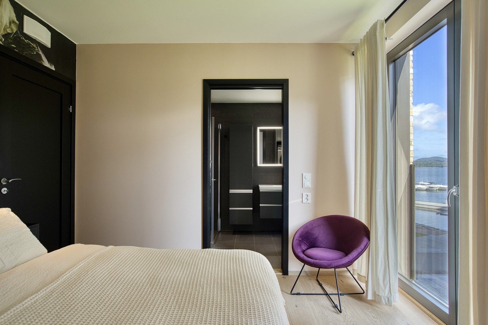 Hovedsoverommet har direkte adkomst til eget bad og garderoberekke med skyvedører fra Drømmekjøkken. Galleribilde