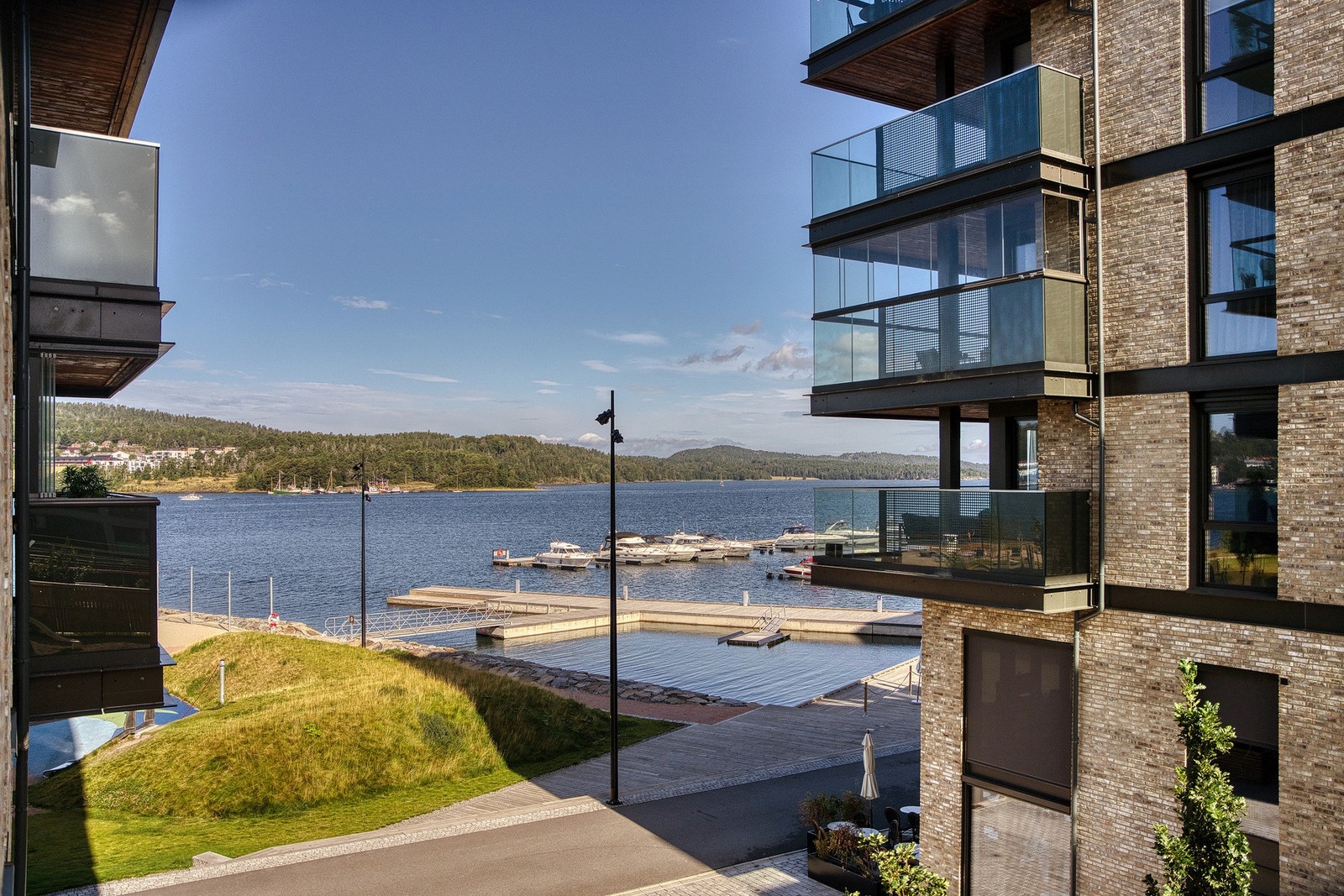 Langs vannet er det båthavn. Galleribilde