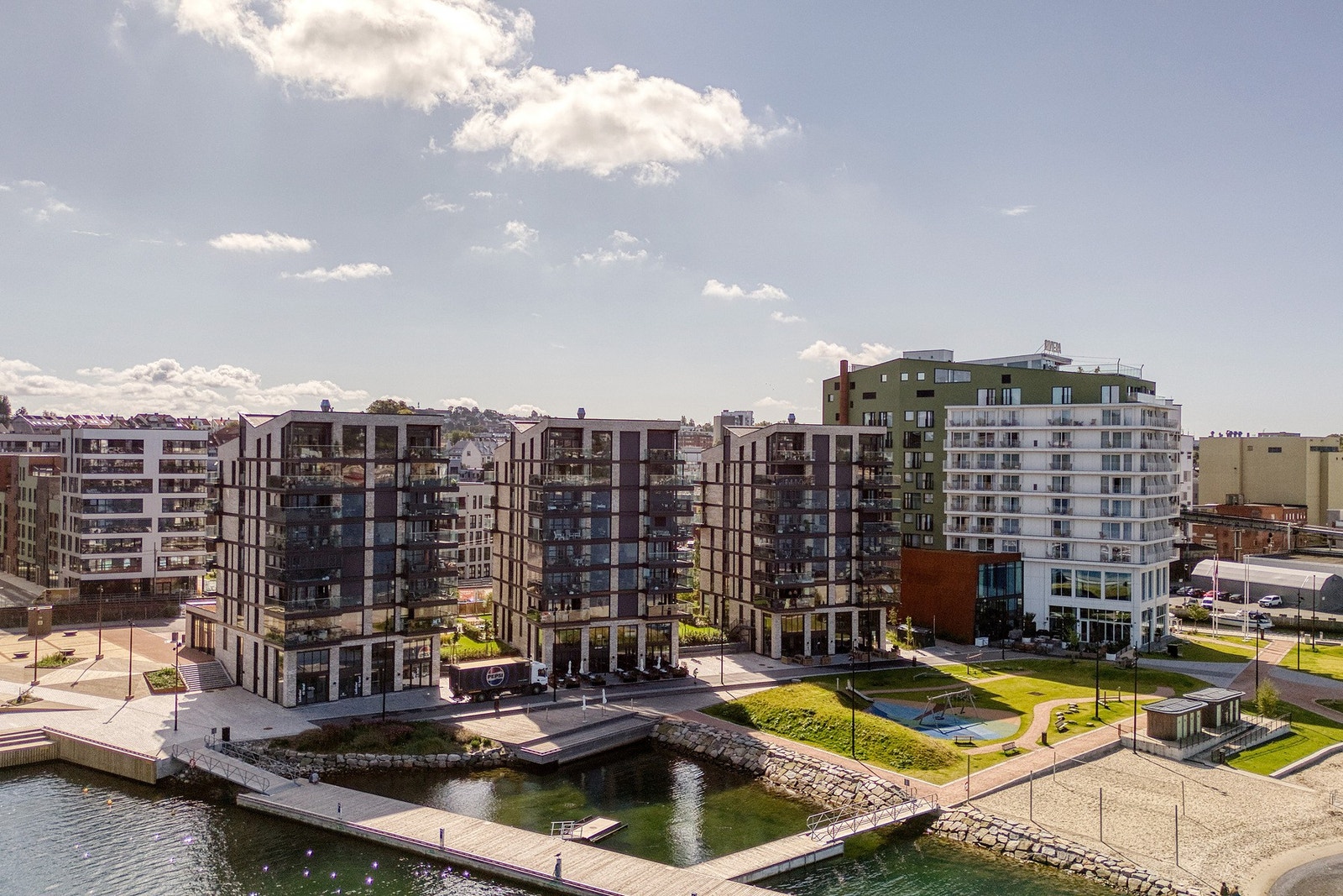 Den nye gangbroen fra Verket fører over til Møllebyen, en del av Moss sentrum med blant annet kino, bibliotek og cafe. Galleribilde