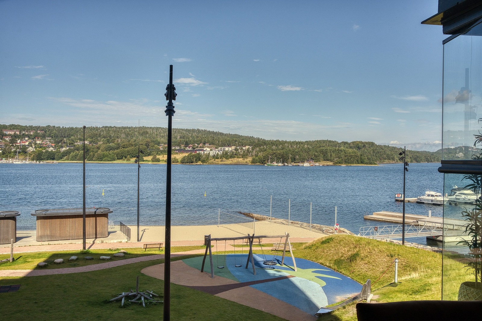 Fra leiligheten er det gangavstand ned til den nye, flotte bystranden Rabben. Galleribilde
