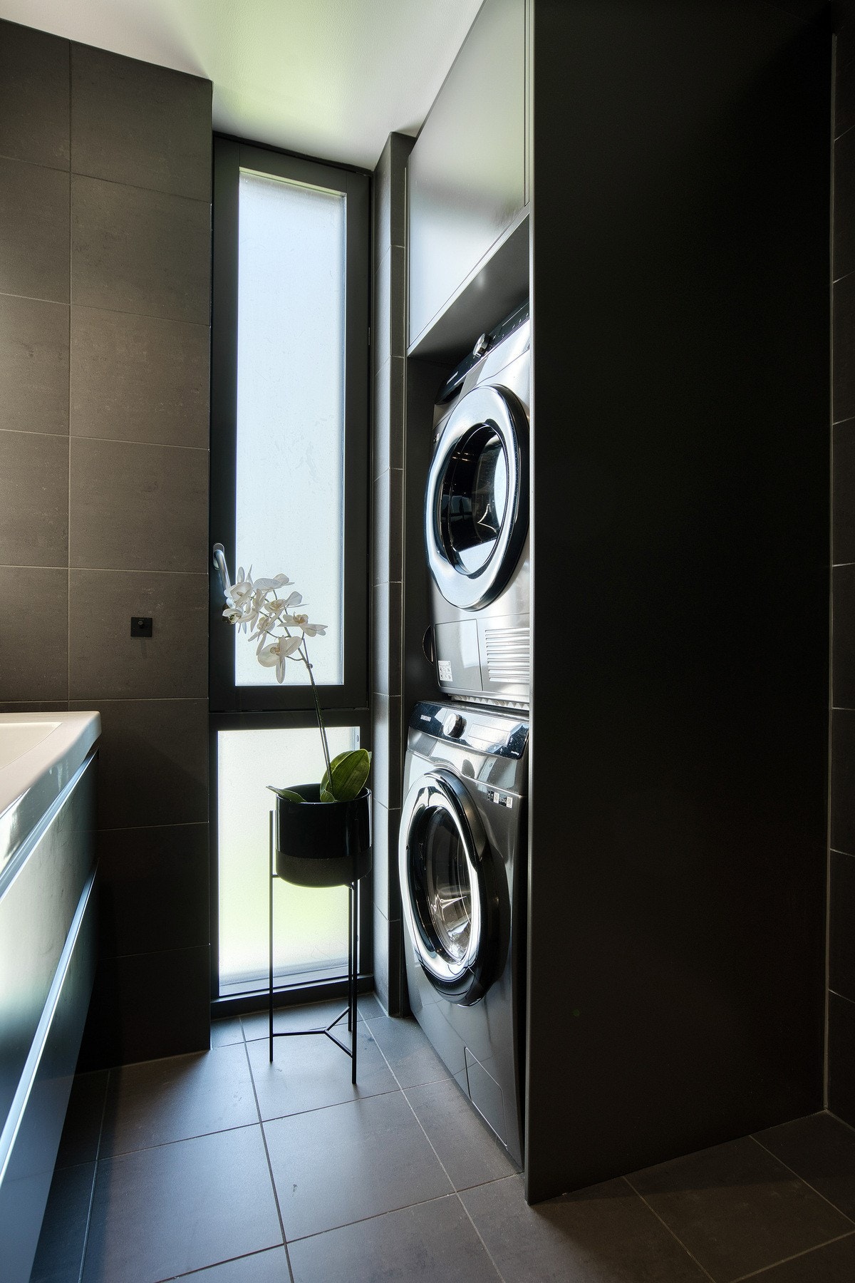 Rommet er innredet med servant, dusjhjørne, vegghengt toalett og opplegg for vaskemaskin og tørketrommel. Galleribilde