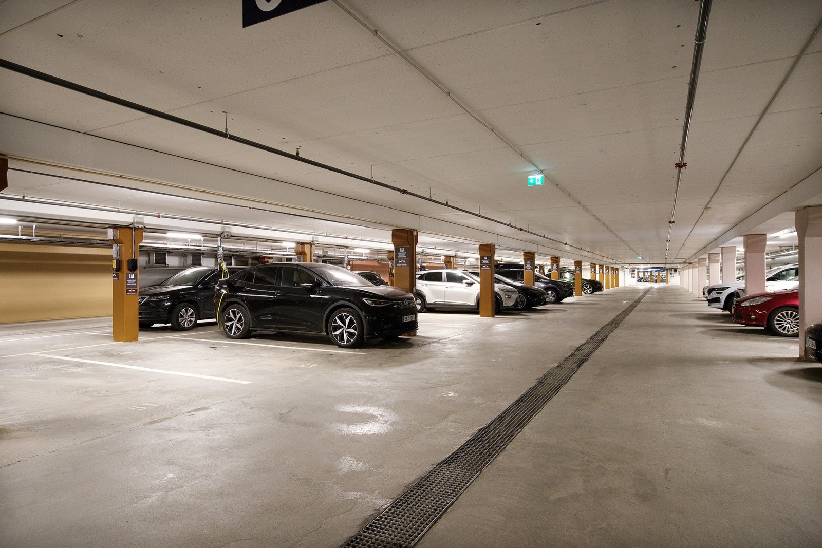 Selger disponerer en parkeringsplass i garasjekjeller. Galleribilde