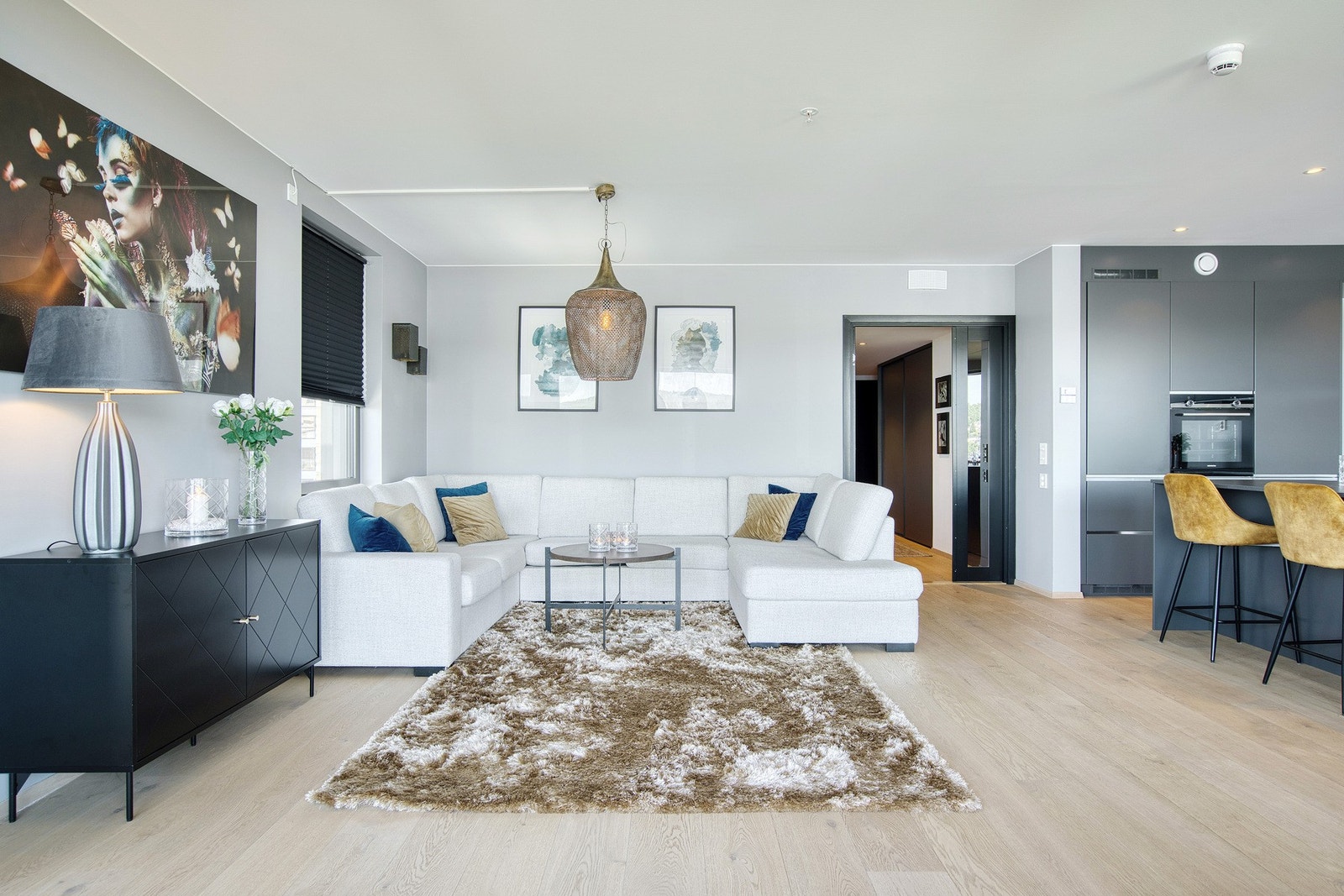 Fra stuen er det utgang til balkongen. Galleribilde