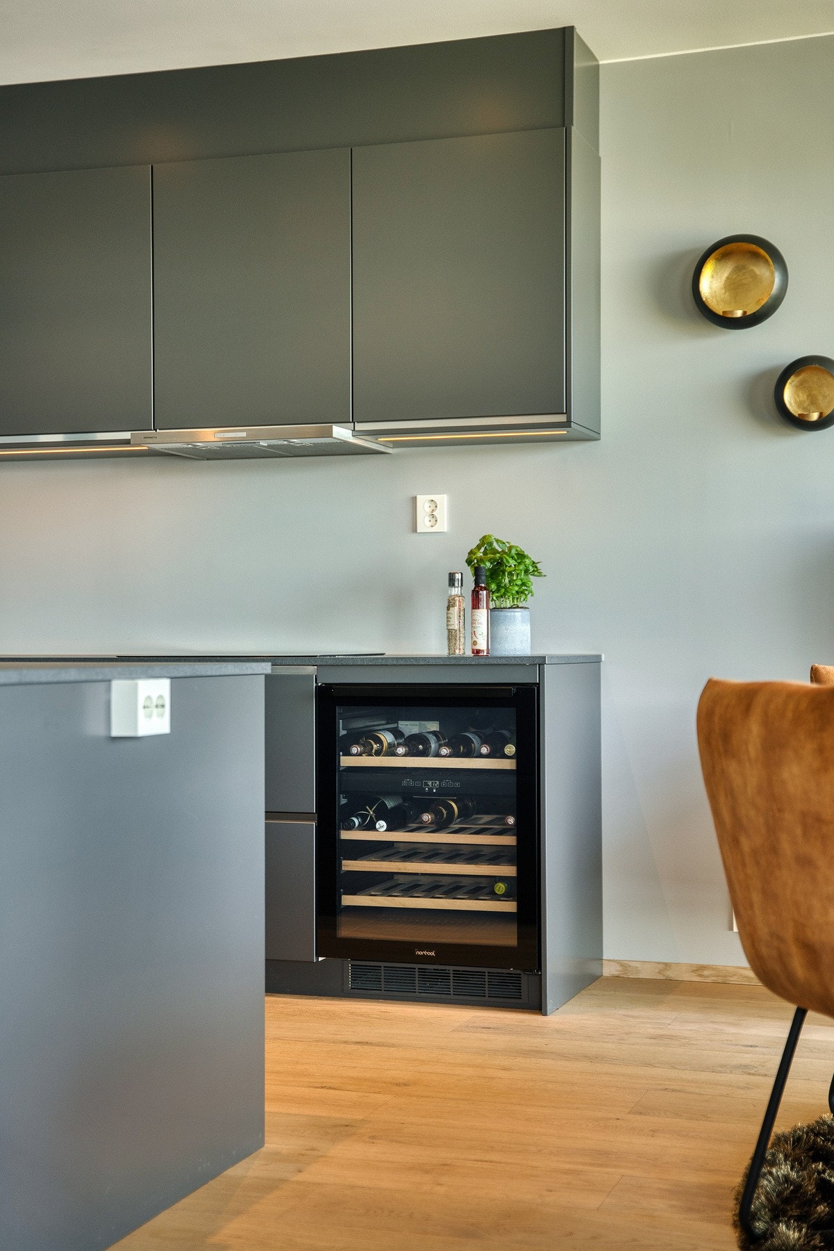 Hvitevarene er integrert, herunder ovn i praktisk arbeidshøyde, kjøle-/fryseskap, vinskap, oppvaskmaskin og oppgradert platetopp. Galleribilde