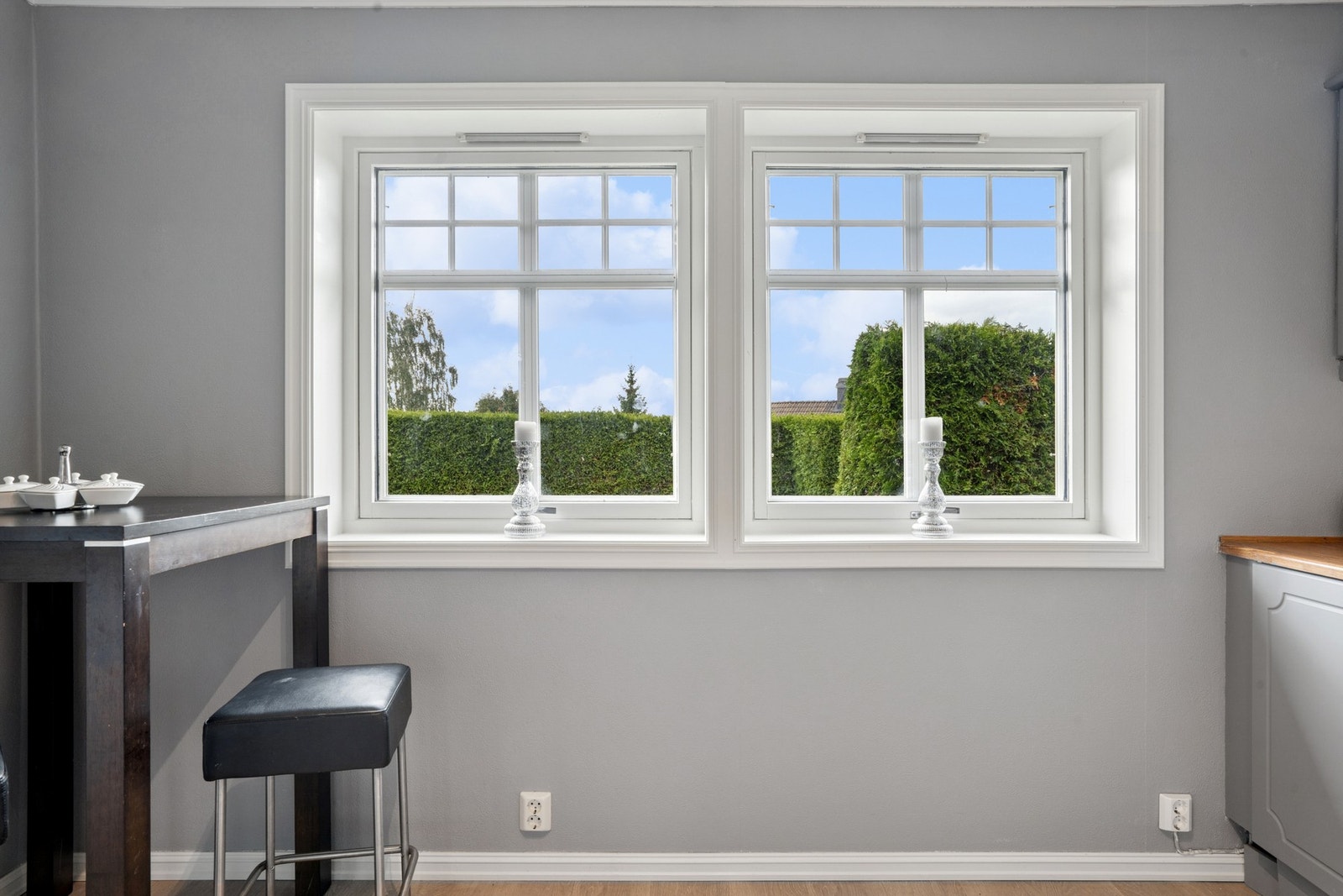 Her er det godt med arbeidsflate for matlaging, samt plass til spisebord ved vinduet som slipper inn rikelig med dagslys. Galleribilde