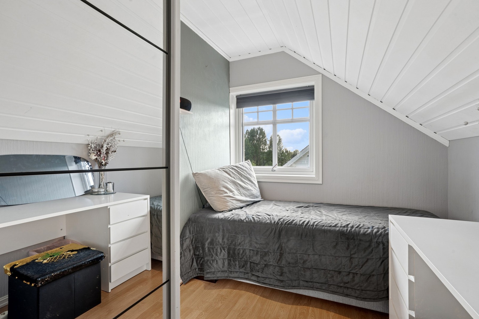 Soverom med skyvedørsgarderobe og plass til dobbeltseng. Galleribilde