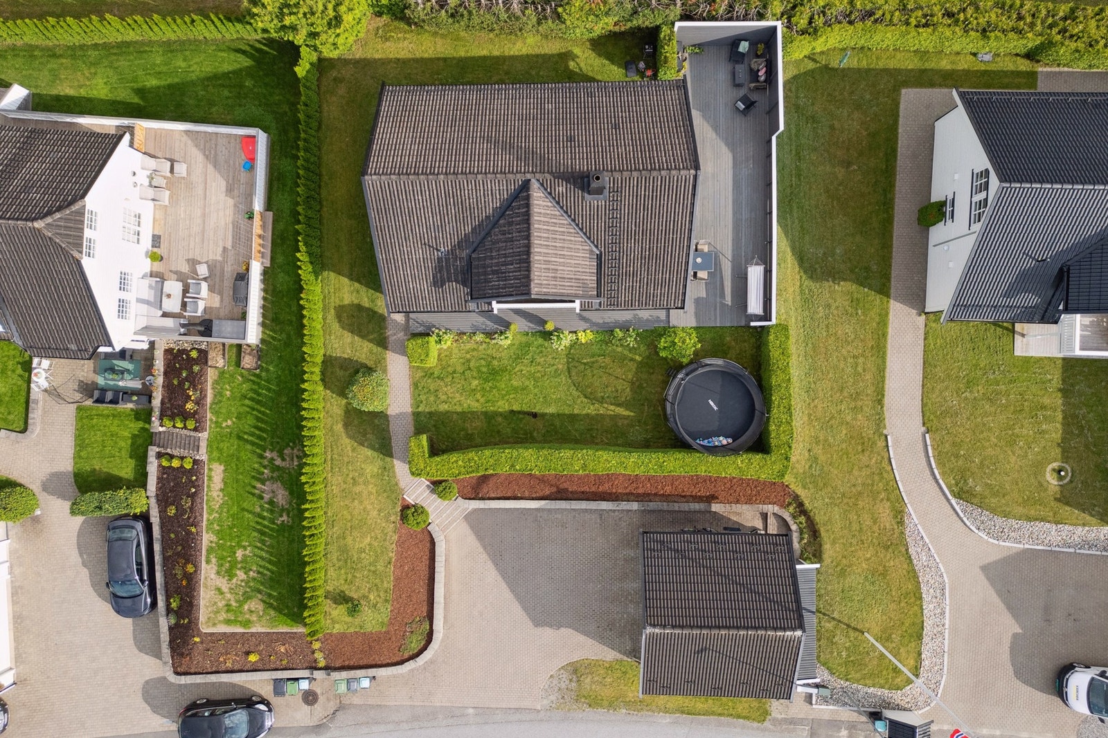 Boligen ligger i et barnevennlig og etablert boligområde. Galleribilde