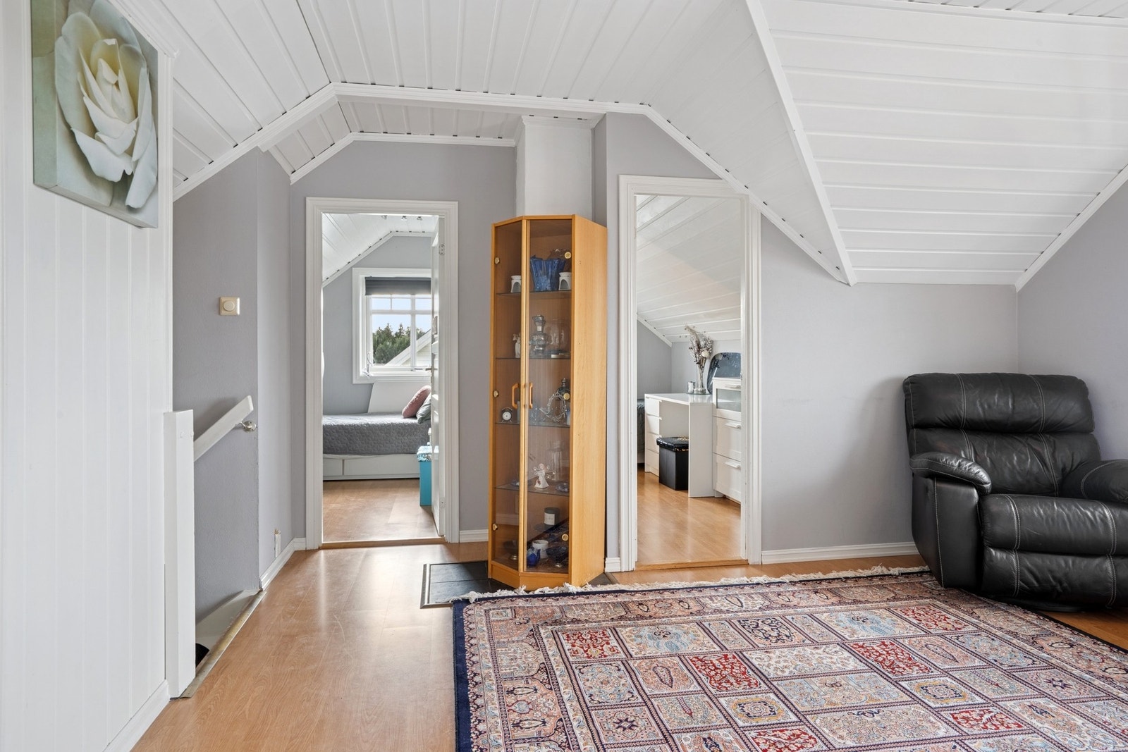 Fra stuen er det utgang til en koselig balkong hvor du kan nyte morgenkaffen eller rolige kvelder med utsikt. Galleribilde