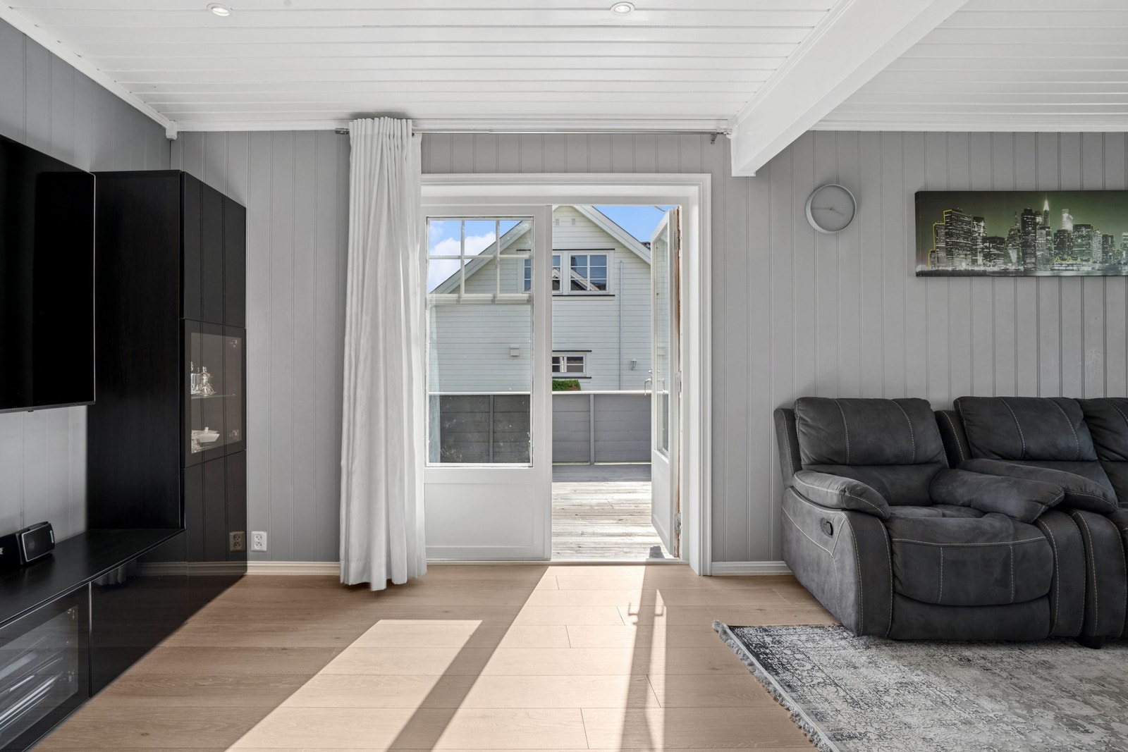 Utgang til terrasse gjør at man enkelt kan forlenge oppholdsrommet ut i sommerhalvåret. Galleribilde