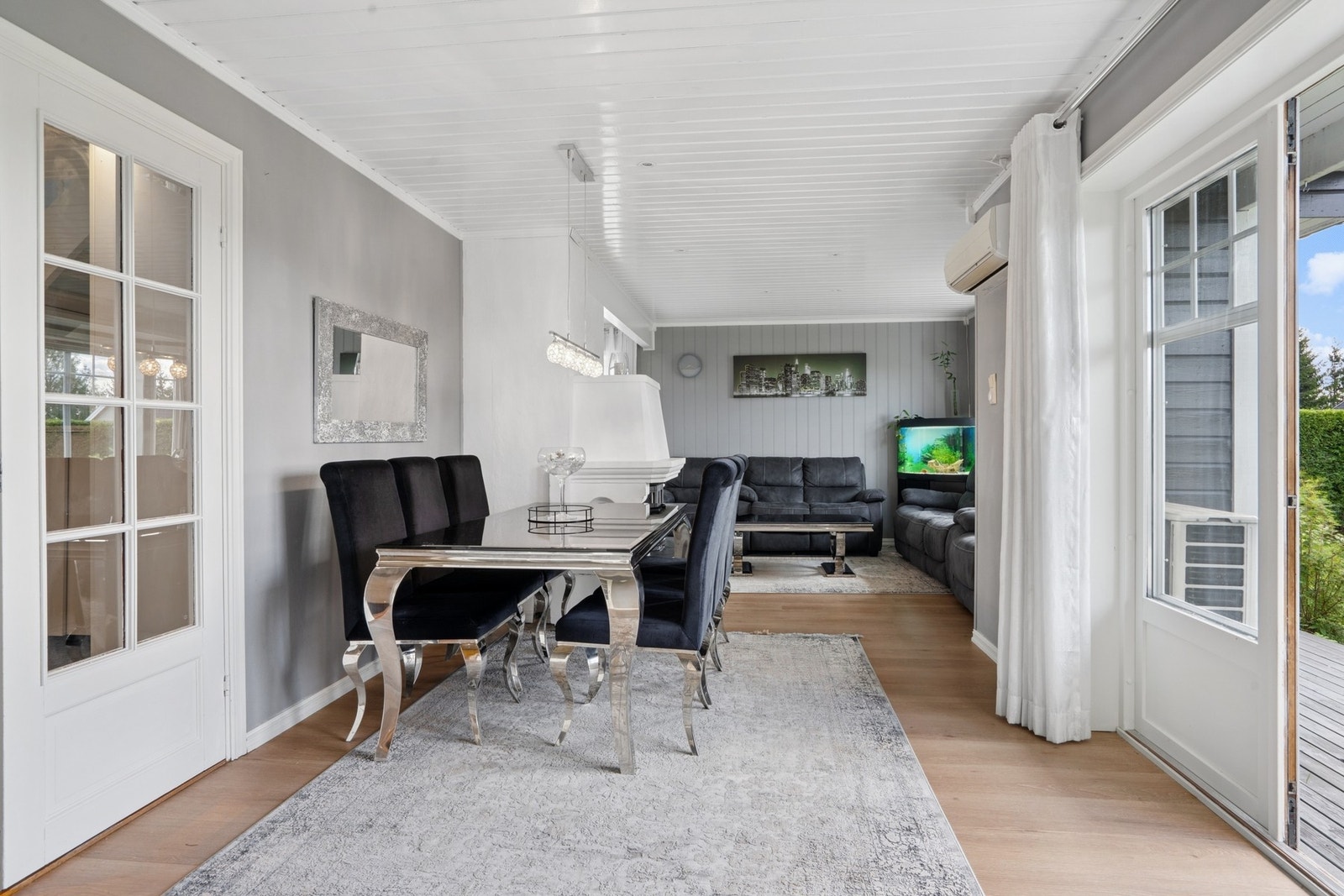 Rommet har en gjennomgående planløsning som gir god plass til både sofakrok og spisestue. Galleribilde