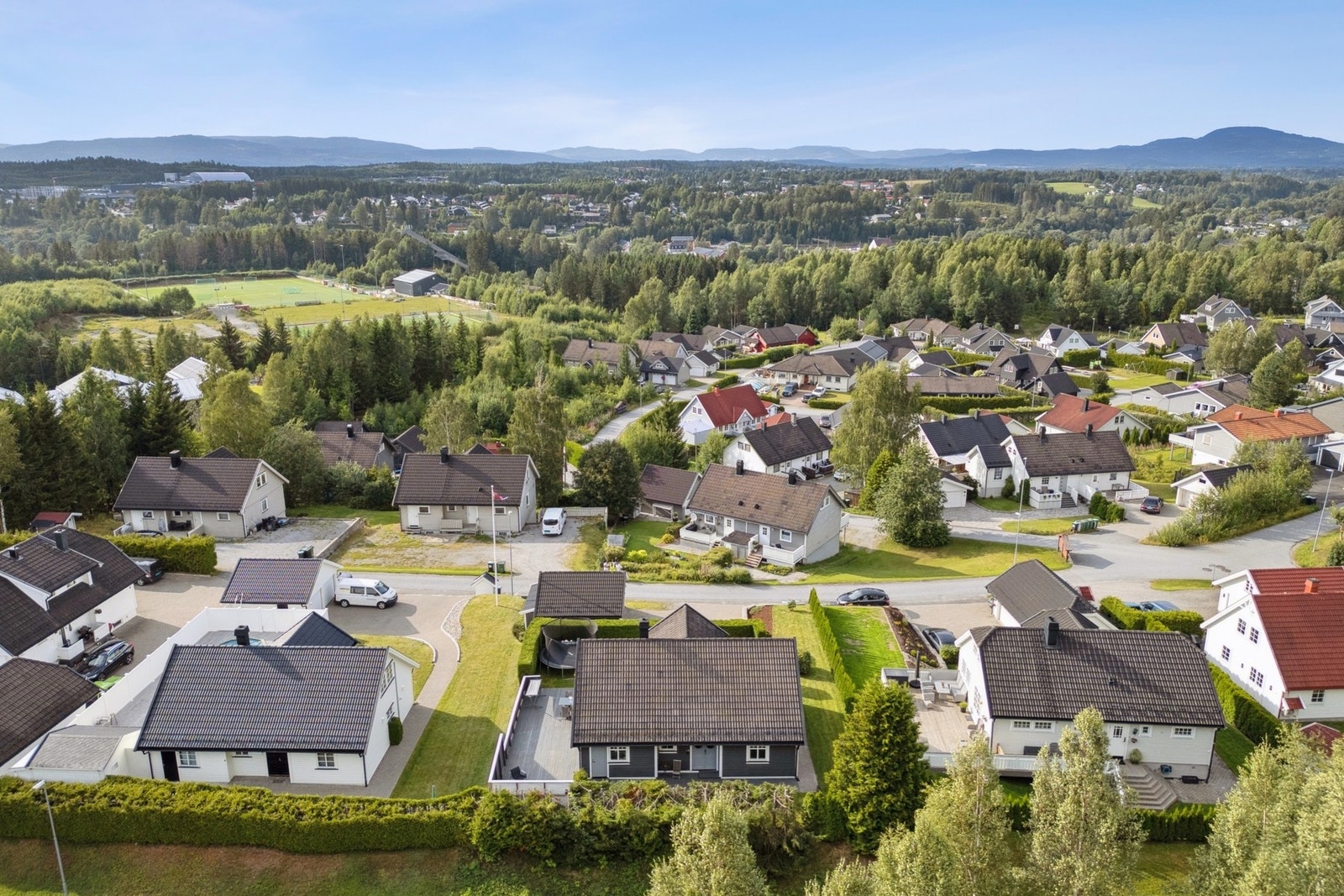 Fra eiendommen er det kort vei til både barnehager, barneskole og ungdomsskole, noe som gjør hverdagen praktisk og trygg for familier med barn. Galleribilde