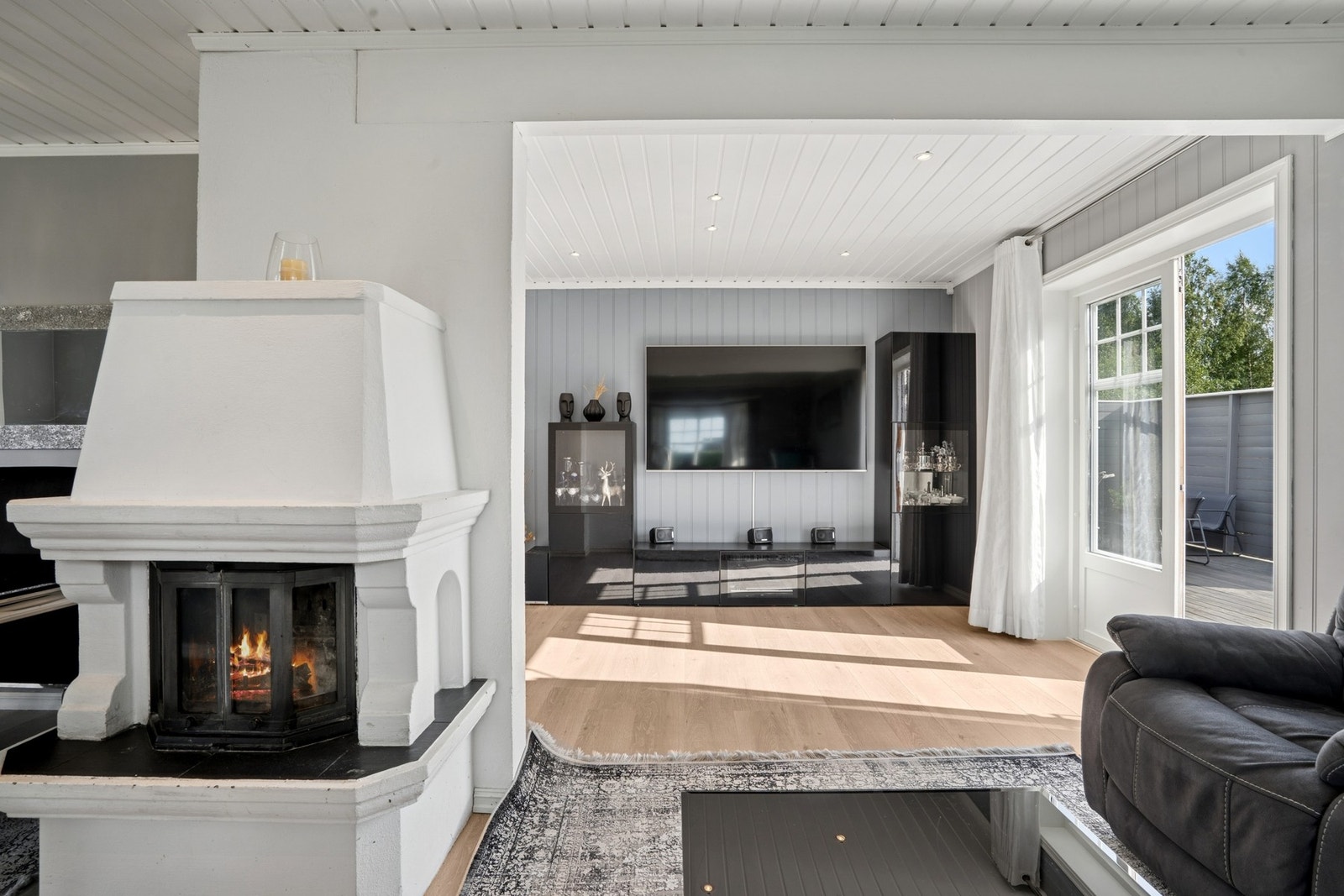 Stuen er lys og innbydende med store vindusflater som slipper inn rikelig med dagslys. Galleribilde