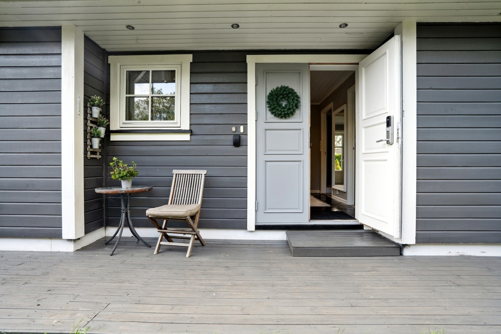 Hyggelig inngansparti med belegningsstein. Galleribilde