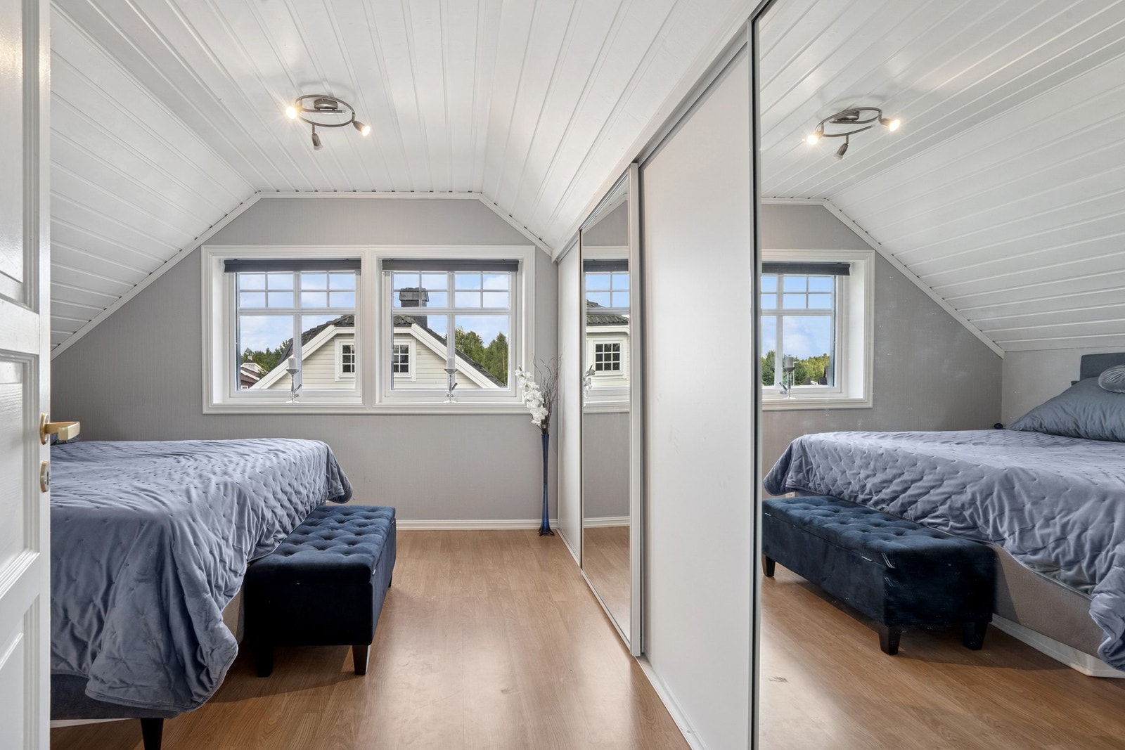 Praktisk skyvedørsgarderobe med speilfronter gir god lagringsplass. Galleribilde