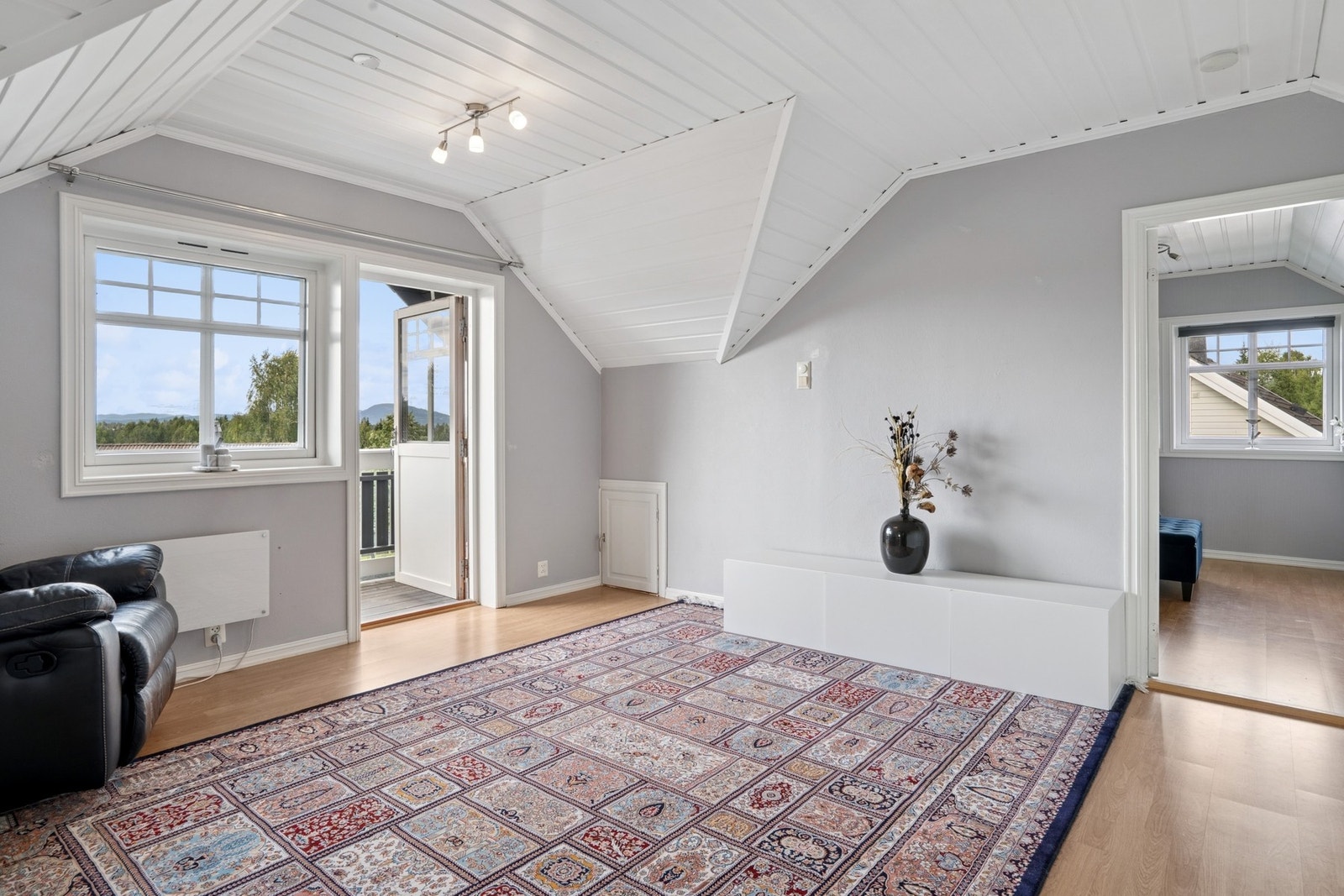 I 2. etasje finner du en lys og luftig stue som fungerer perfekt som et ekstra oppholdsrom. Galleribilde