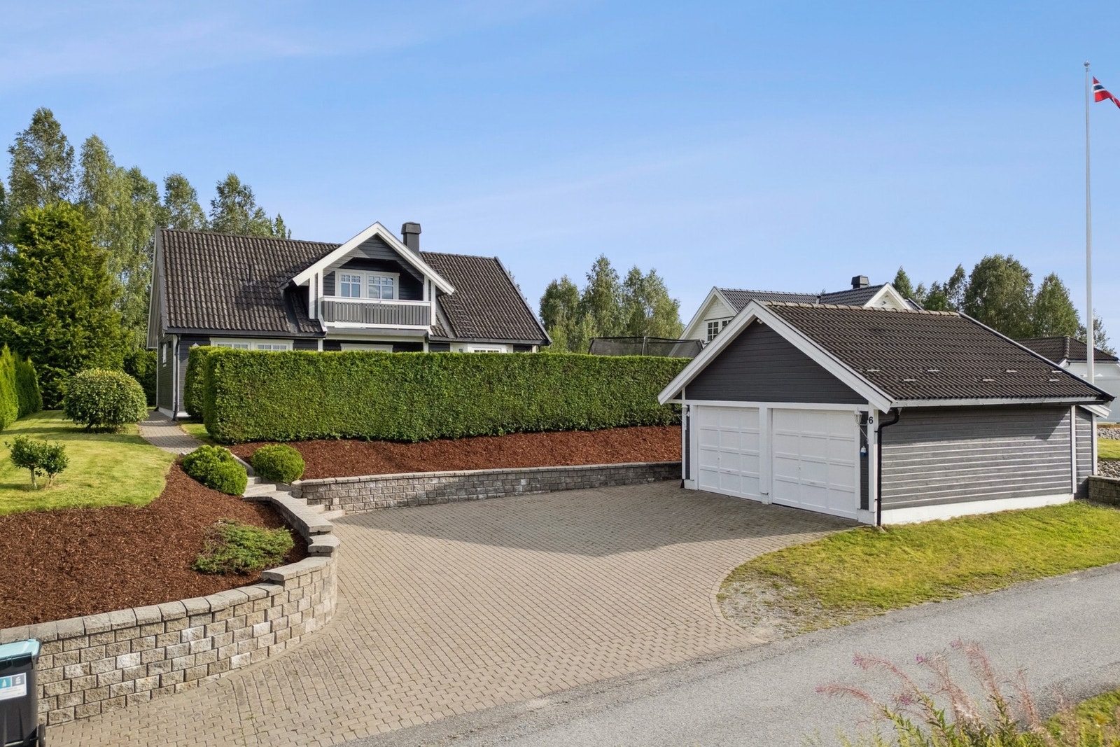 Det er dobbelgarasje og oppstillingsplasser på egen gårdsplass. Galleribilde