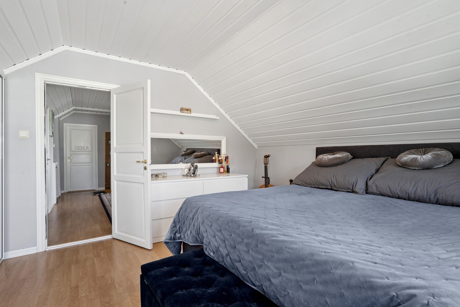 Hovedsoverommet har god plass til dobbeltseng og tilhørende møblement. Galleribilde