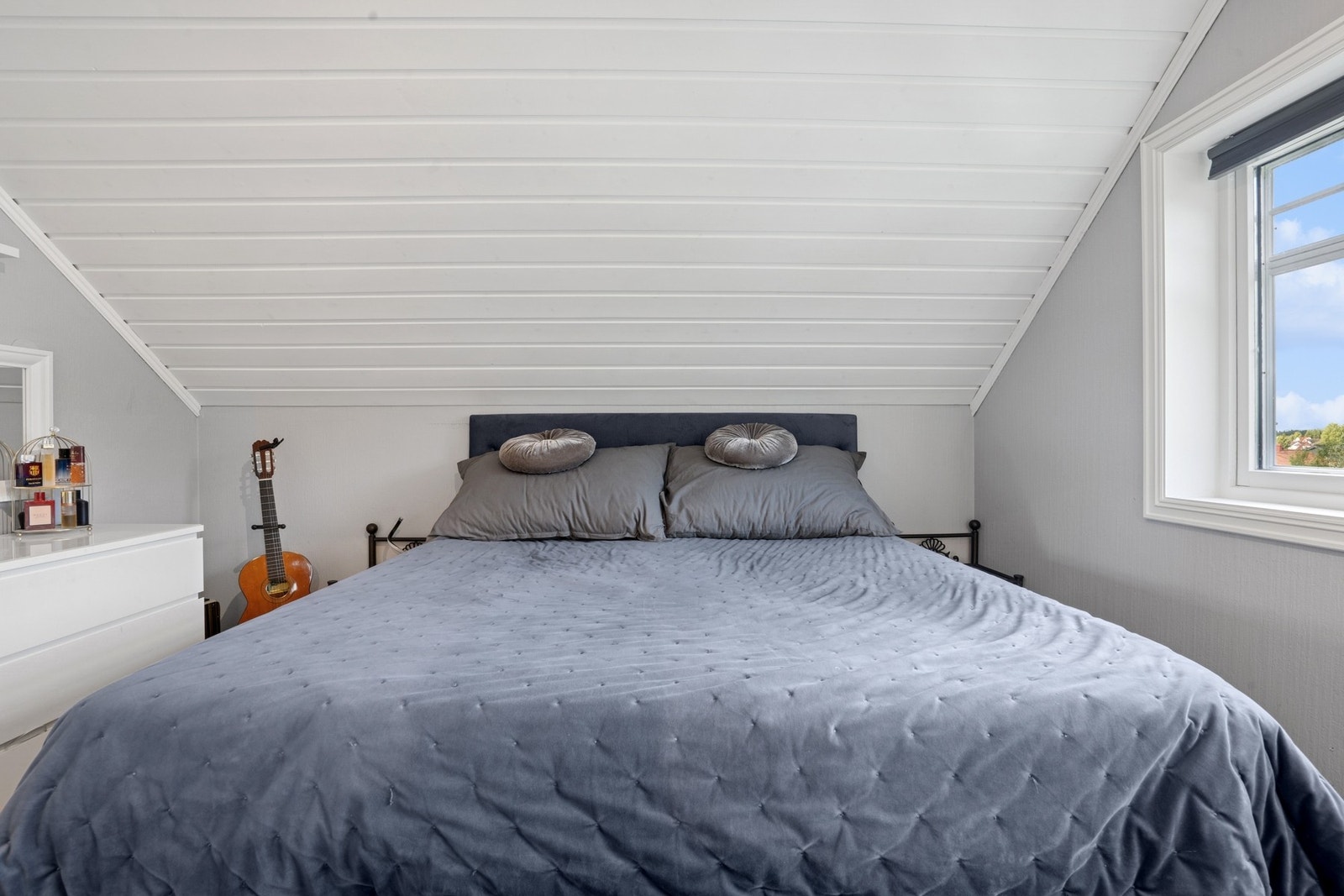 Rommet er lyst og luftig og har en trivelig atmosfære. Galleribilde