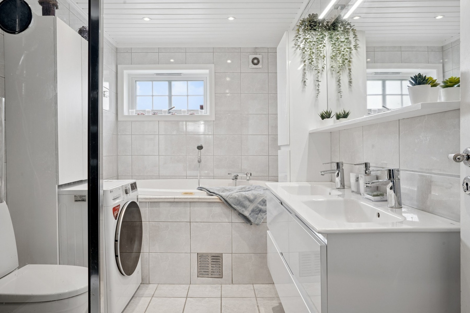 Badet er helfliset med tidløs innredning og gulvvarme som gir behagelig komfort året rundt. Galleribilde