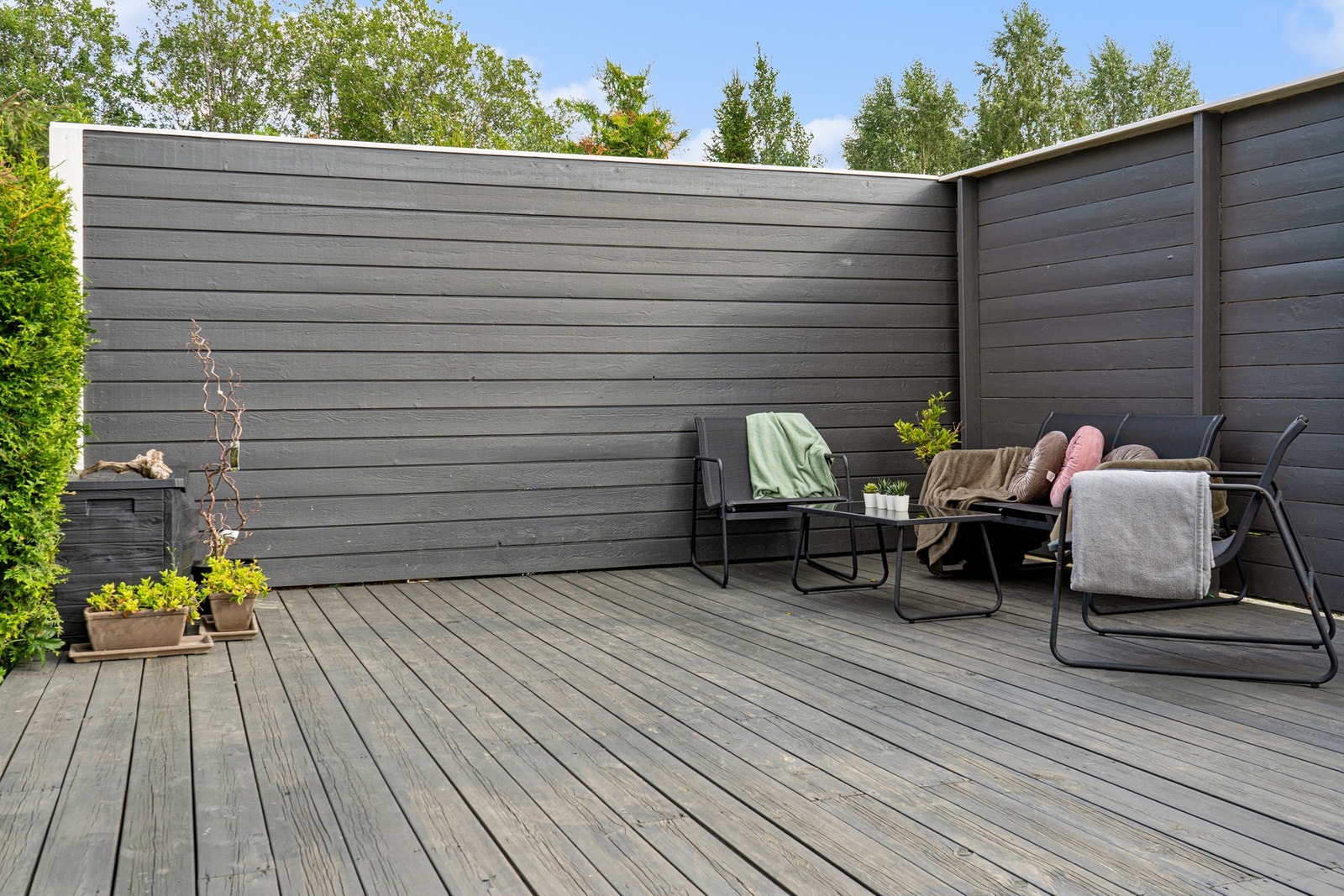 Terrassen har god plass til både sittemøbler og grill. Galleribilde