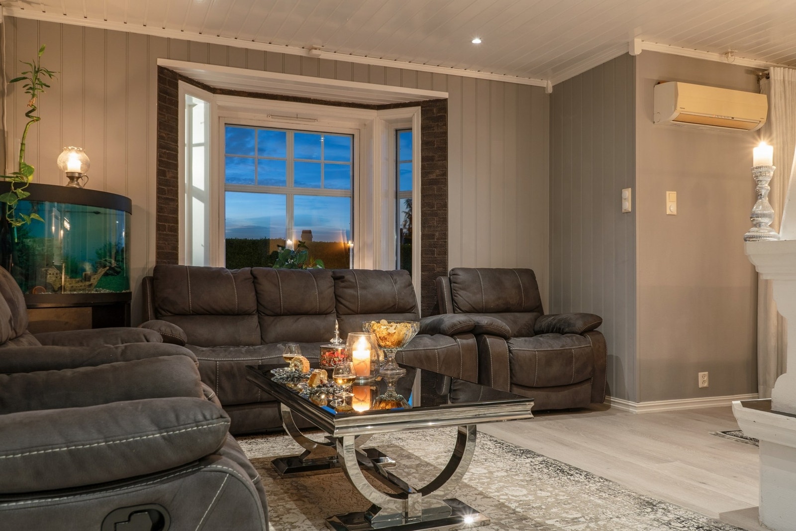 Kveldsstemning i stuen. Galleribilde