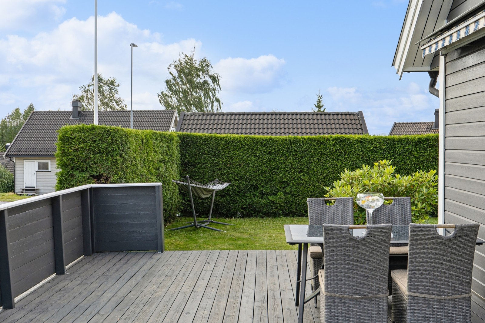 Fra terrassen har du adkomst til en hyggelig og godt skjermet hage. Galleribilde