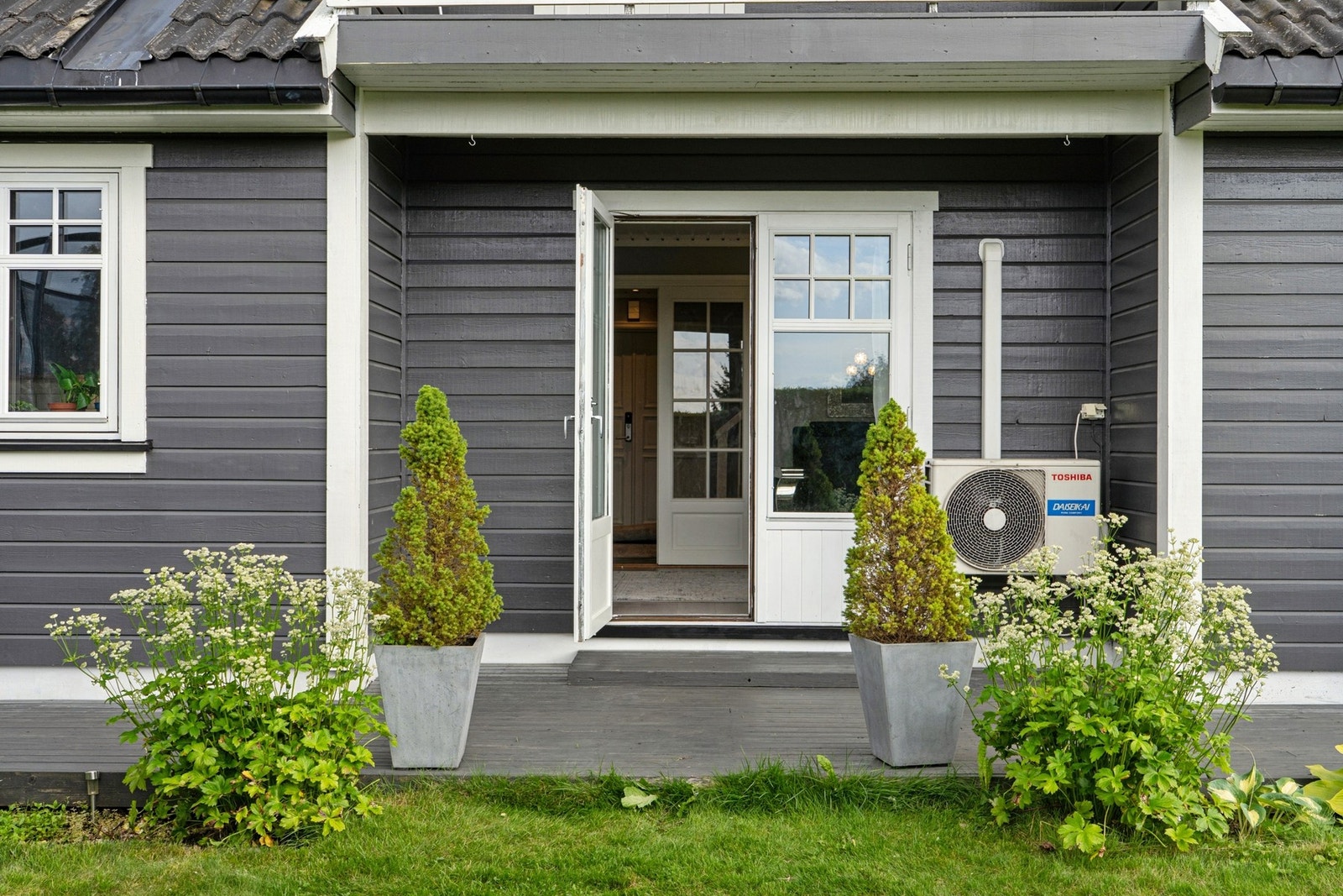 Boligen har flotte uteområder med gode solforhold. Galleribilde