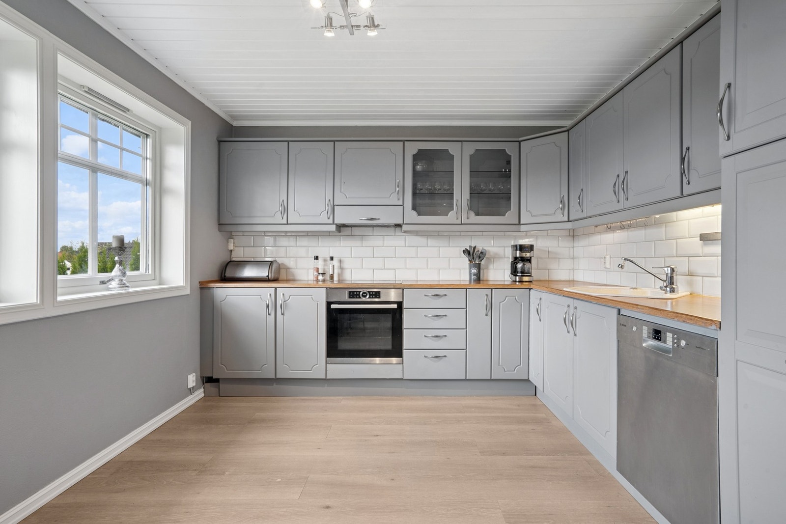 Kjøkkenet er romslig og praktisk utformet med god skap- og benkeplass. Galleribilde