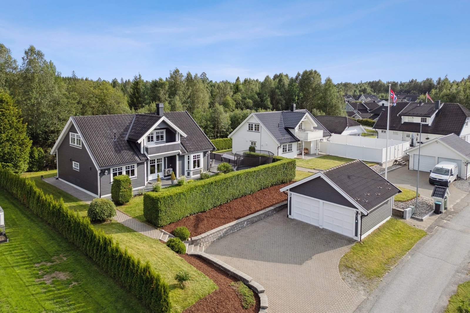 En familievennlig og innholdsrik enebolig med ettertraktet beliggenhet på Dal i Eidsvoll kommune. Galleribilde