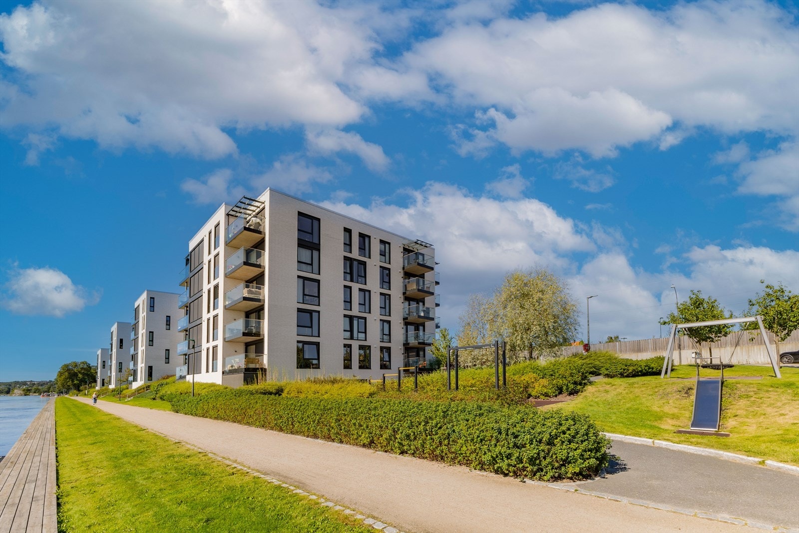 Leiligheten har flott beliggenhet på Bellevue/Riverside ved Cicignon. Et meget attraktivt og rolig område, likevel sentralt med kort avstand til både sentrum, togstasjon/buss og fergeleie med forbindelse til de mest sentrale deler av fredrikstad. Galleribilde