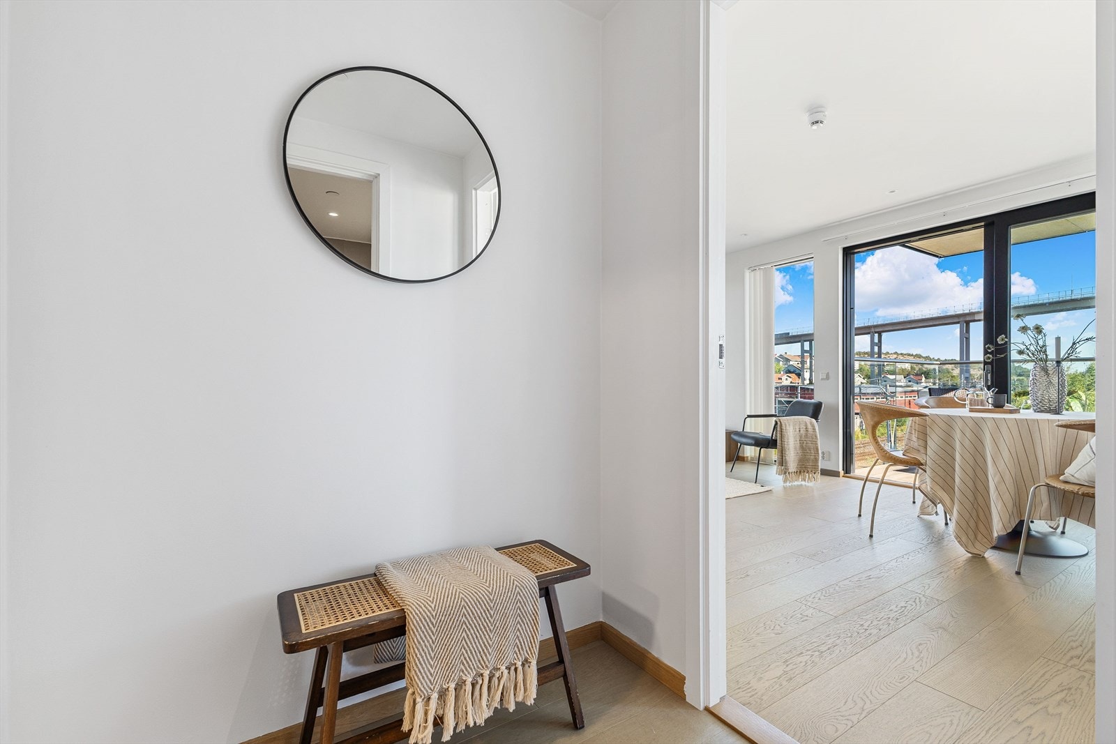 Du ønskes velkommen inn i en lys og innbydende entré. Herfra har du adkomst til badet, soverommet og inn i stue/kjøkken. Leiligheten har en gjennomgående moderne standard med 1-stavs parkett og slette malte overflater. Galleribilde