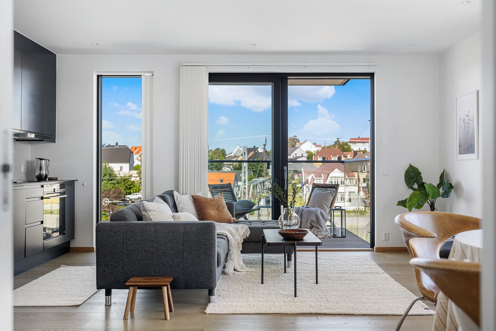 Her bor du i rolige omgivelser, men samtidig svært sentralt med nærhet til "alt" du behøver i hverdagen. Ca. 15-20 minutters gange til sentrumskjernen og 10-12 minutter til Gamlebyen. Galleribilde