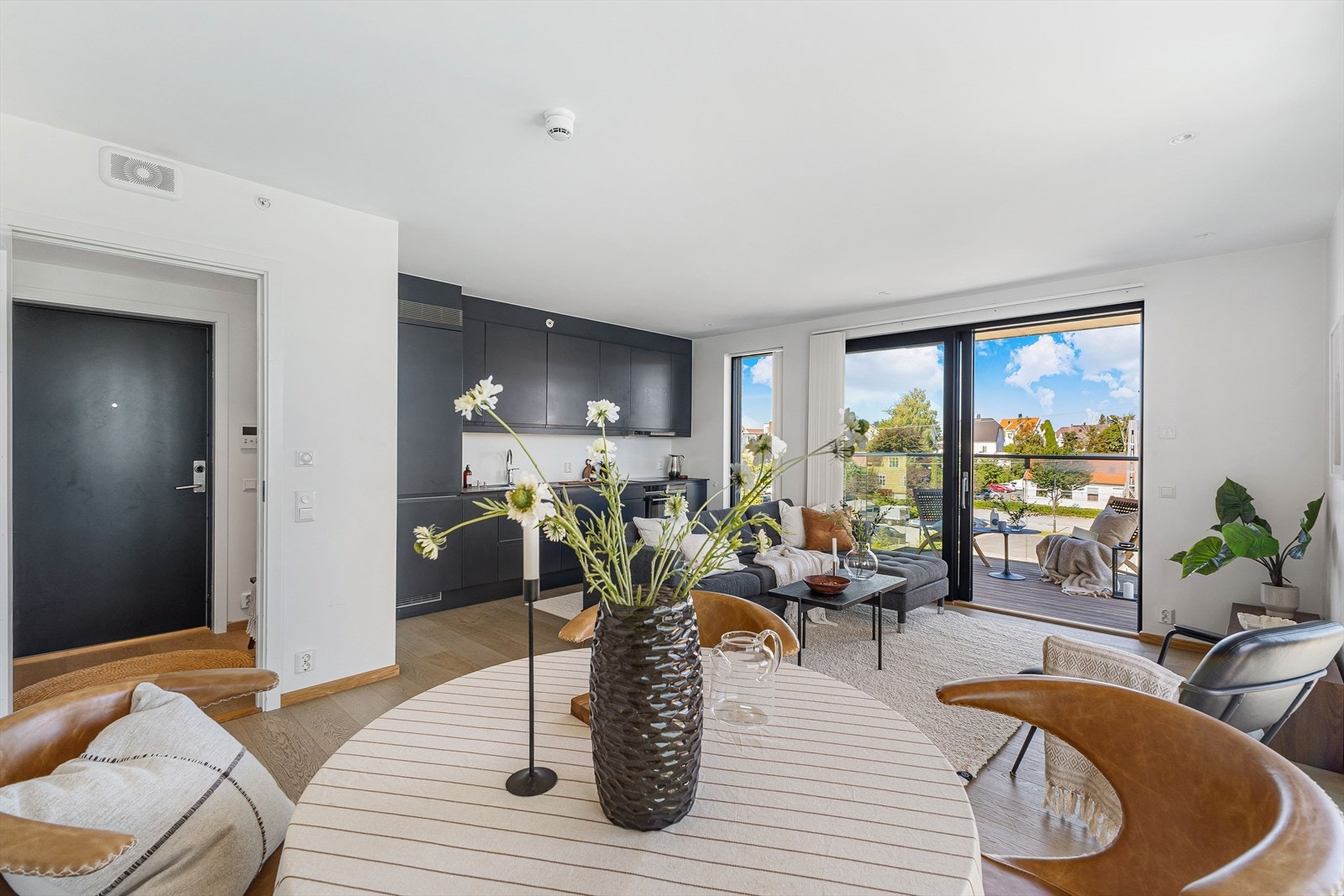 Det er vannbåren gulvvarme i alle oppholdsrom som gir energieffektiv oppvarming og balansert ventilasjon som sørger for godt inneklima. Galleribilde