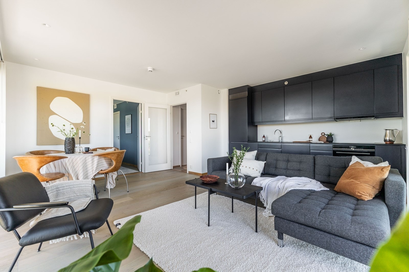 Leilighetsbygg av nyere dato (2020), hvor nevnte leilighet ligger i 4. etasje med utgang fra stuen til 2 solrike balkonger hvorav den ene har en fantastisk uhindret utsikt mot glomma. Galleribilde